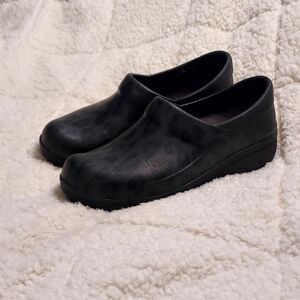 Crocs Women's Neria Pro II Clogs, Slip Resistant Work Shoes Black/Leopard 7 EUC